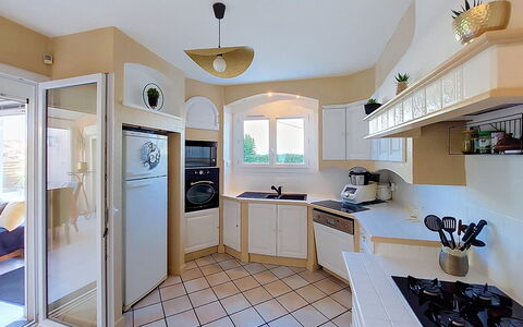 Sérénité: Køkken Apparat, Køkken, Større Bandage, Countertop, Indretning, Gulvbelægning, Husholdningsapparat, Møbel, Cabinetry, Etage