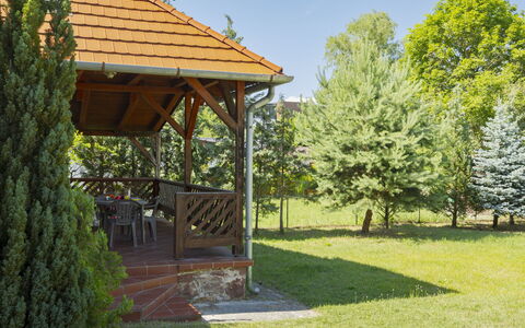 Stefano: Have, Skygge, Sommerhus, Lawn, Backyard, Gård, Landscaping, Udendørs Struktur, Garden Bygninger, Parkere
