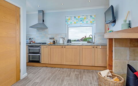 Shoe Buttons Cottage at Gap Road: Gulvbelægning, Køkken, Indretning, Møbel, Etage, Countertop, Køkken Apparat, Træ, Større Bandage, Cabinetry