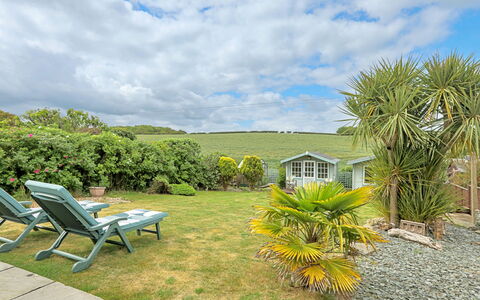 Shoe Buttons Cottage at Gap Road: Busk, Have, Sommerhus, Lawn, Landscaping, Gård, Estate, Eco Hotel, Backyard, Udvej