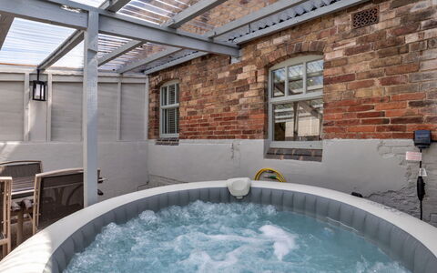 Farmhouse Cottage, Nether Burrows: Kompositmateriale, Etage, Sanitærarmatur, Badekar, Svømmepøl, Jacuzzi, Flise, Design, Dagslys