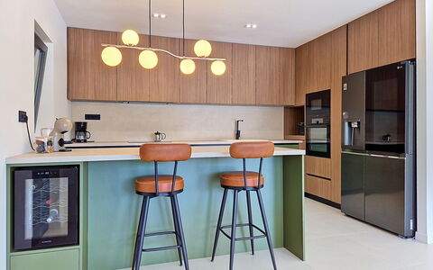 Sunce: Møbel, Indretning, Køkken, Countertop, Lysarmatur, Cabinetry, Gulvbelægning, Træ, Loft, Køkken Apparat