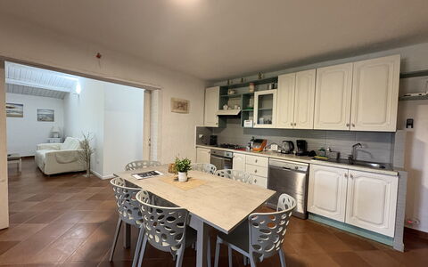 Villa Emme: Møbel, Indretning, Gulvbelægning, Etage, Træ, Køkken, Loft, Countertop, Værelse, Bord