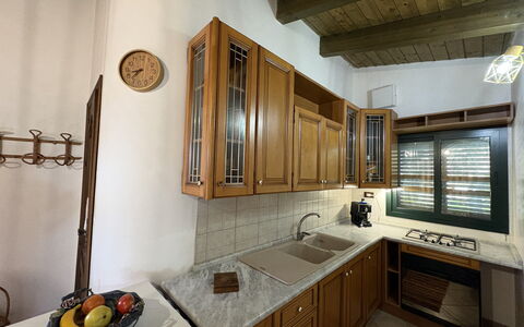 Il Cigno Reale Green: Køkken, Indretning, Træ, Countertop, Gulvbelægning, Loft, Cabinetry, Lysarmatur, Etage, Møbel
