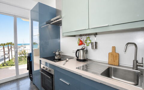 La Casa di Luigi: Køkken, Countertop, Større Bandage, Køkken Apparat, Cabinetry, Møbel, Indretning, Gulvbelægning, Etage, Lejlighed