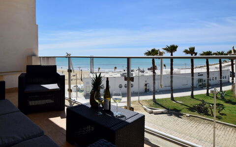 La Casa di Luigi: Hav, Ocean, Kyst, Strand, Skygge, Altan, Kyst, Udendørs Møbler, Stol, Badeby