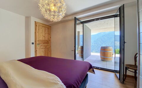 Chalet le Bleusy: Indretning, Møbel, Soveværelse, Træ, Loft, Gulvbelægning, Etage, Værelse, Seng, Belysning