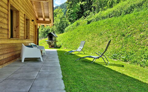 Chalet le Bleusy: Sommerhus, Have, Lawn, Landscaping, Eco Hotel, Gård, Hårdttræ, Planke, Udendørs Møbler, Stuehus
