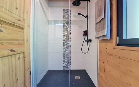 Chalet le Bleusy: Træ, Gulvbelægning, Etage, Sanitærarmatur, Indretning, Badeværelse, Vvs, Bruser, Værelse, Loft