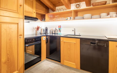 Casa la Streila: Køkken, Gulvbelægning, Træ, Indretning, Større Bandage, Cabinetry, Countertop, Køkken Apparat, Etage, Loft
