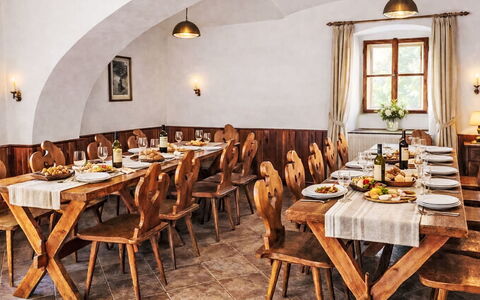 Máchova Roubenka: Møbel, Indretning, Køkken & Spisebord, Bord, Loft, Gulvbelægning, Restaurant, Sommerhus, Spisestue, Stol
