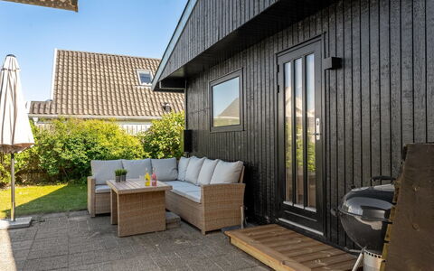 Ensio - 750M from the Sea: Træ, Møbel, Stol, Hav, Lejlighed, Altan, Ocean, Skygge, Udendørs Møbler, Bejdse