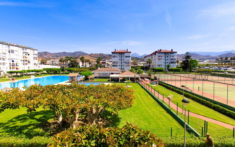 Laguna Beach Padel: Træ, Møbel, Stol, Hav, Lejlighed, Altan, Ocean, Skygge, Udendørs Møbler, Bejdse