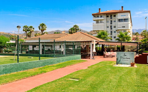 Laguna Beach Padel: Træ, Møbel, Stol, Hav, Lejlighed, Altan, Ocean, Skygge, Udendørs Møbler, Bejdse
