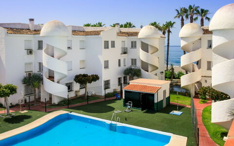 Laguna Beach Padel: Træ, Møbel, Stol, Hav, Lejlighed, Altan, Ocean, Skygge, Udendørs Møbler, Bejdse