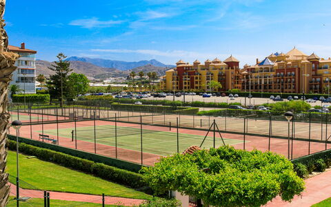 Laguna Beach Padel: Træ, Møbel, Stol, Hav, Lejlighed, Altan, Ocean, Skygge, Udendørs Møbler, Bejdse