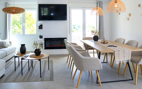 El Lloveret: Træ, Møbel, Stol, Hav, Lejlighed, Altan, Ocean, Skygge, Udendørs Møbler, Bejdse
