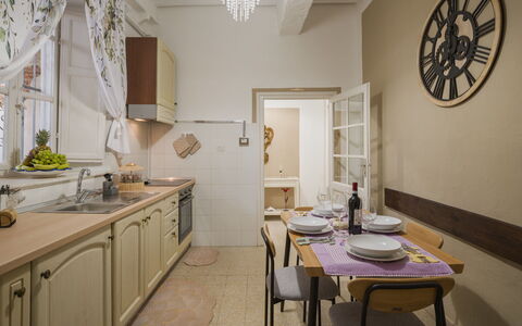Nido nel Centro: Møbel, Indretning, Gulvbelægning, Træ, Loft, Etage, Køkken, Cabinetry, Værelse, Countertop