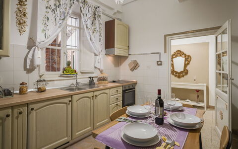 Nido nel Centro: Møbel, Indretning, Træ, Gulvbelægning, Cabinetry, Værelse, Køkken, Loft, Belysning, Etage