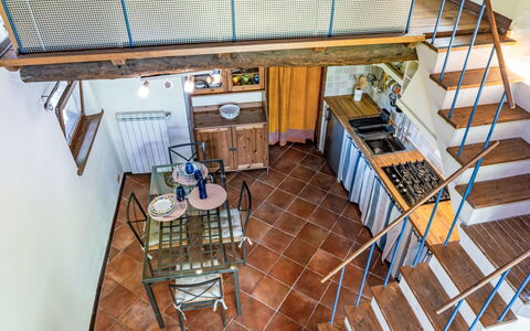 Fibbialla: Gulvbelægning, Indretning, Møbel, Træ, Etage, Loft, Køkken, Værelse, Hjem, Stol