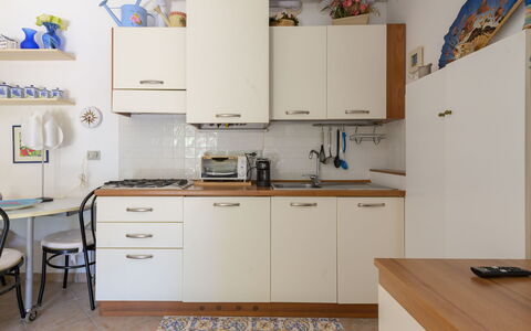 La Molletta: Køkken Apparat, Køkken, Større Bandage, Møbel, Countertop, Cabinetry, Gulvbelægning, Træ, Indretning, Etage