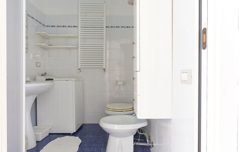 La Molletta: Toiletbræt, Gulvbelægning, Etage, Badeværelse, Toilet, Sanitærarmatur, Indretning, Håndvask, Værelse, Flise