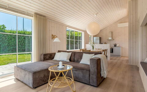 Väinö - 300M from the Sea: Trægulve, Gulvbelægning, Etage, Indretning, Træ, Laminat Gulv, Couch, Loft, Møbel, Stue