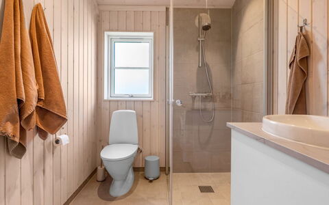 Väinö - 300M from the Sea: Gulvbelægning, Etage, Træ, Toiletbræt, Sanitærarmatur, Toilet, Badeværelse, Indretning, Vvs, Loft