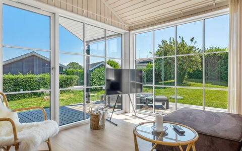 Väinö - 300M from the Sea: Indretning, Veranda, Dør, Hjem, Møbel, Etage, Stol, Loft, Trægulve, Glas