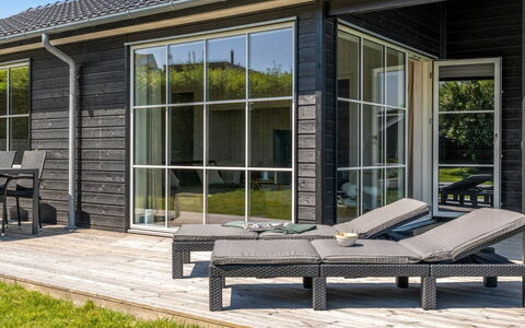 Väinö - 300M from the Sea: Dør, Sidespor, Udendørs Møbler, Veranda, Hårdttræ, Skygge, Dæk, Gård, Stol, Design