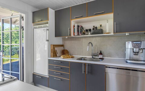 Leea - 100M from the Sea: Køkken, Køkken Apparat, Countertop, Større Bandage, Indretning, Cabinetry, Gulvbelægning, Træ, Køkkenvask, Møbel