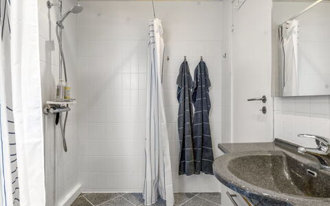 Leea - 100M from the Sea: Gulvbelægning, Sanitærarmatur, Etage, Indretning, Håndvask, Vvs, Tap, Flise, Loft, Badeværelse
