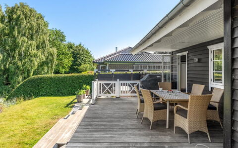 Leea - 100M from the Sea: Træ, Veranda, Tag, Hjem, Hus, Sommerhus, Dæk, Skygge, Sidespor, Estate