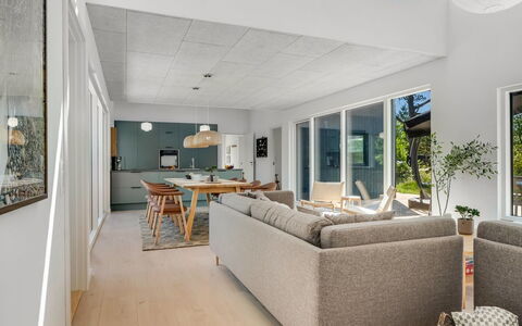 Adrian - 500M from the Sea: Gulvbelægning, Indretning, Etage, Træ, Loft, Møbel, Trægulve, Hjem, Couch, Stue