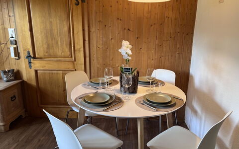 Chez Teddy Ug: Møbel, Indretning, Træ, Bord, Spisestue, Gulvbelægning, Stol, Køkken & Spisebord, Belysning, Værelse