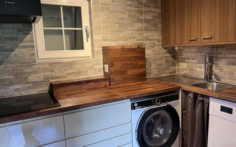 Chez Teddy Ug: Gulvbelægning, Træ, Indretning, Etage, Countertop, Cabinetry, Større Bandage, Husholdningsapparat, Køkken, Køkken Apparat