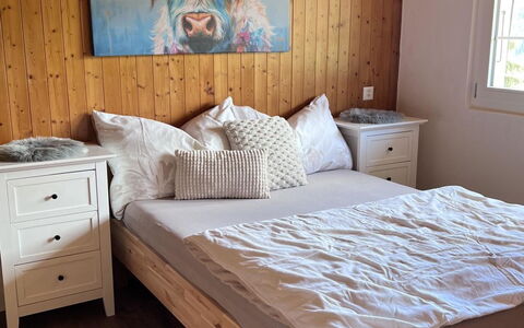 Chez Teddy Ug: Møbel, Seng, Soveværelse, Indretning, Sengetøj, Gulvbelægning, Sengetøj, Træ, Etage, Sengetøj