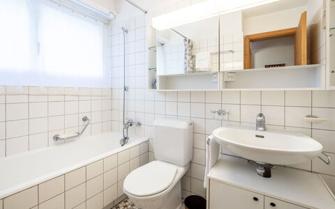 Haus Ner A1: Badeværelse, Sanitærarmatur, Gulvbelægning, Indretning, Etage, Badeværelsesvask, Håndvask, Toilet, Toiletbræt, Vvs
