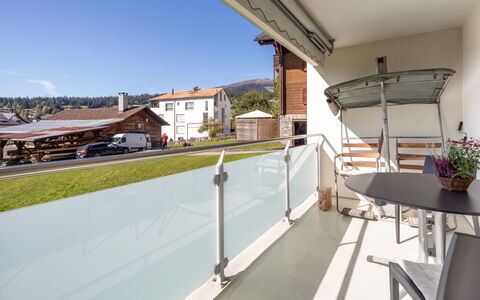 Haus Ner A1: Altan, Lejlighed, Gelænder, Stol, Skygge, Veranda, Dagslys, Villa, Udendørs Møbler, Dæk