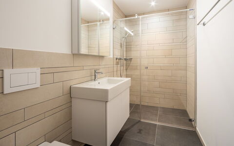 Vallada 11-06: Gulvbelægning, Væg, Badeværelse, Etage, Sanitærarmatur, Indretning, Toilet, Vvs, Toiletbræt, Flise