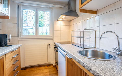 Casa Gronda 2: Køkken, Countertop, Gulvbelægning, Træ, Håndvask, Større Bandage, Sanitærarmatur, Indretning, Cabinetry, Køkken Apparat