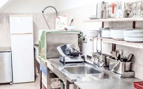 Strážné: Køkken, Møbel, Køkken Apparat, Større Bandage, Countertop, Indretning, Husholdningsapparat, Værelse, Cabinetry, Lille Apparat
