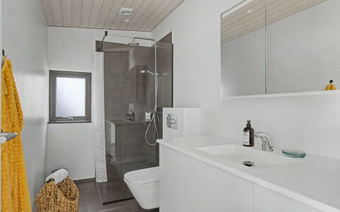 Sedine - 500M from the Sea: Gulvbelægning, Badeværelse, Etage, Sanitærarmatur, Indretning, Væg, Håndvask, Loft, Tap, Badeværelsesskab
