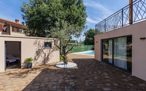 Di Gigi: Svømmepøl, Boligområde, Thermae, Udvej, Kompositmateriale, Fritid, Estate, Kunstgræs, Hacienda, Villa