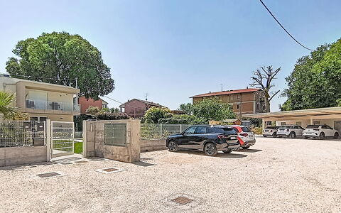 Residence Borgo Marinoni - Due: Svømmepøl, Boligområde, Thermae, Udvej, Kompositmateriale, Fritid, Estate, Kunstgræs, Hacienda, Villa