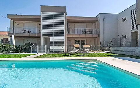 Residence Borgo Marinoni - Due: Svømmepøl, Boligområde, Thermae, Udvej, Kompositmateriale, Fritid, Estate, Kunstgræs, Hacienda, Villa