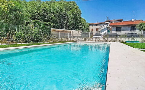Residence Borgo Marinoni - Due: Svømmepøl, Boligområde, Thermae, Udvej, Kompositmateriale, Fritid, Estate, Kunstgræs, Hacienda, Villa