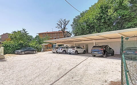Residence Borgo Marinoni - Due: Svømmepøl, Boligområde, Thermae, Udvej, Kompositmateriale, Fritid, Estate, Kunstgræs, Hacienda, Villa