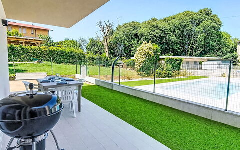 Residence Borgo Marinoni - Due: Svømmepøl, Boligområde, Thermae, Udvej, Kompositmateriale, Fritid, Estate, Kunstgræs, Hacienda, Villa