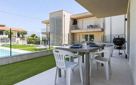 Residence Borgo Marinoni - Due: Svømmepøl, Boligområde, Thermae, Udvej, Kompositmateriale, Fritid, Estate, Kunstgræs, Hacienda, Villa
